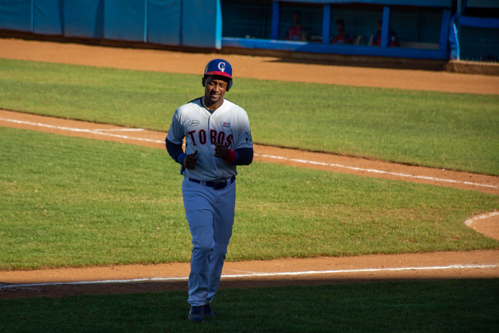 Jonrón de Ayala liquida a los Cachorros