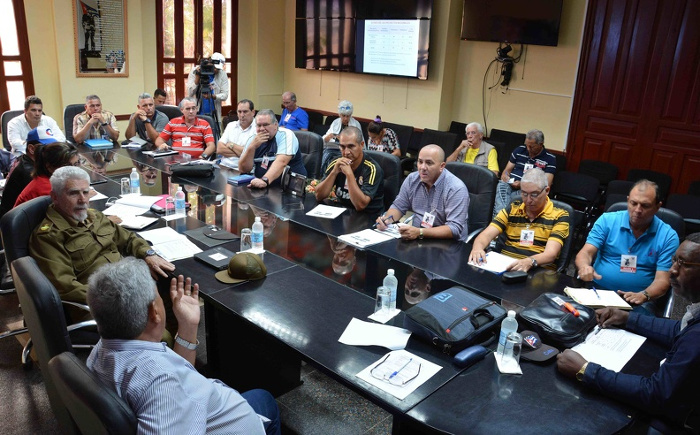 El Comandante de la Revolución Ramiro Valdés Menéndez, Viceprimer Ministro de la República, constata avances en los programas inversionistas en el sector industrial desarrollados en la provincia, en la sede de la Asamblea Provincial del Poder Popular, en Camagüey. Foto: Rodolfo Blanco Cué / ACN Chequea Ramiro Valdés programa inversionista en Camagüey