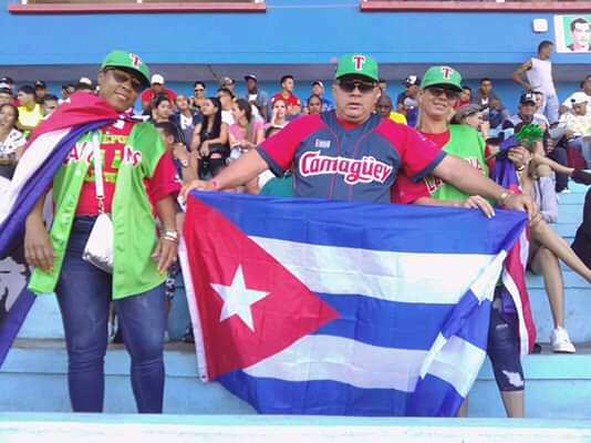 Aficionados de otros equipos como Las Tunas también apoyan a Camagüey. Foto: Félix Anazco Ramos/Adelante 