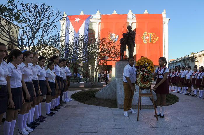 La colocación de las ofrendas florales en los parques y plazas de la provincia, marcan cada año el inicio de los homenajes. Fotos: Leandro Pérez Pérez / Adelante Amigos sinceros recuerdan a Martí (+Fotos)