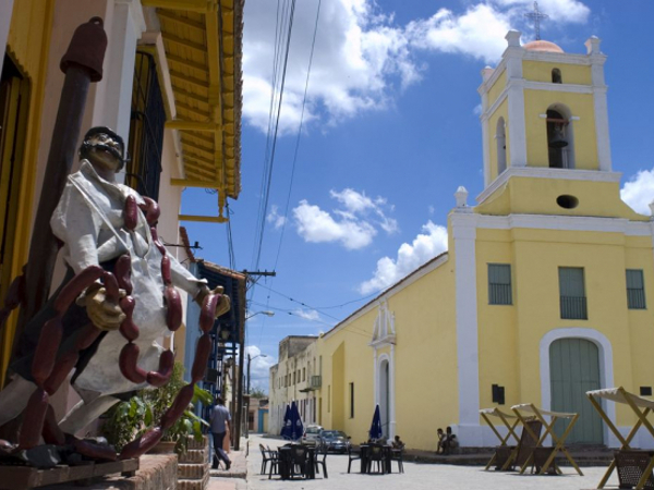 Campana de Toledo, complejo situado en la céntrica Plaza San Juan de Dios. Foto: Tomada de palmares-cuba.com Palmares con ofertas especiales por el 14 de febrero