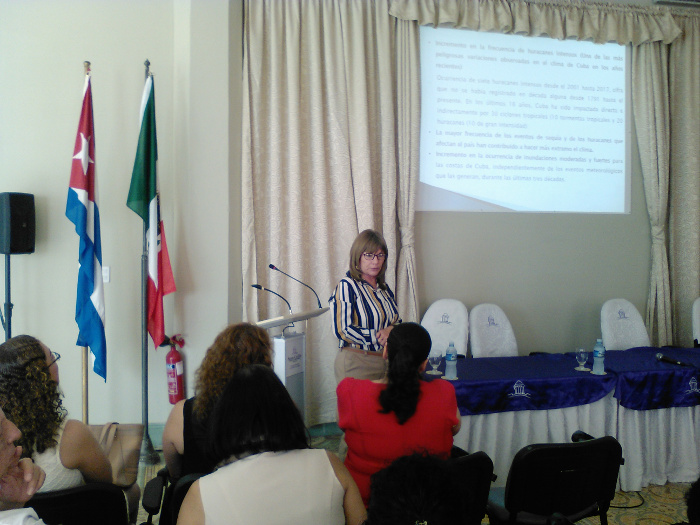 La MS.c. Rebeca López del Castillo con su conferencia animó al auditorio al debate. Foto: Del autor Preservar el medio ambiente desde una mirada económica