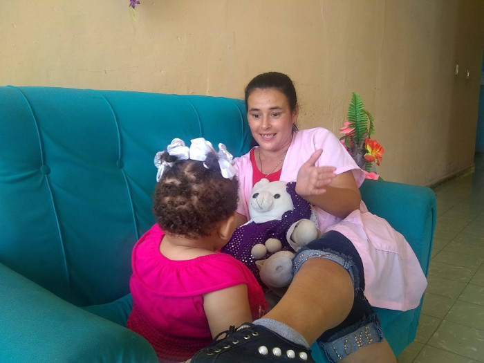 Otro ejemplo de entrega es la auxiliar pedagógica Maibel Concepción Rivera: “Dedicamos nuestro tiempo a cuidarlos e intentamos suplir el cariño de la familia ausente. Nos encariñamos con todos y los lloramos cuando se van. Estuve seis años de organizadora municipal de los Comités de Defensa de la Revolución y retorné aquí porque me encanta mi profesión. Soy muy celosa y caprichosa con los niños, no me gusta que los regañen ni los castiguen y aunque siempre digo que no voy a involucrar, siempre termino haciéndolo”.Fotos: De la autora