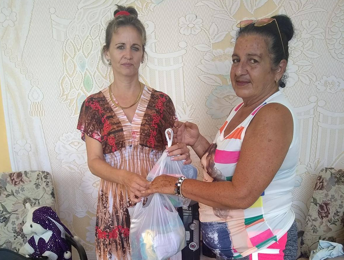  También con regalos para los pequeños, que en este momento son solo cuatro entre uno y tres años, llegó María Estévez Guerra, en representación del Bloque 159 A, de Jayamá y Nancy Borrel Pérez, gestora del proyecto cultural de manualidades “Manus Aureaus” (Manos de Oro).