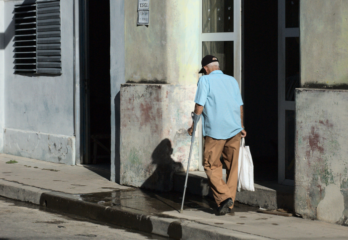 Cuando se habla de este autobloqueo urbano, algunos mencionan las obstrucciones y huecos en aceras y calles. Los más afectados, las personas de la tercera edad, son casi la quinta parte de la población en Cuba. Foto: Yoel Benítez Fonseca/Adelante