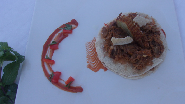 Tasajo a la camagüeyana, montado sobre una de torta de casabe.