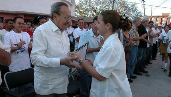 Durante una de las ocasiones que se le rindió homenaje a Faure en Nuevitas. Fotos: Jorge Luis Téllez / Colaborador y Otilio Rivero Delgado / Adelante / Archivo Un rayo de luz iluminará por siempre a Nuevitas