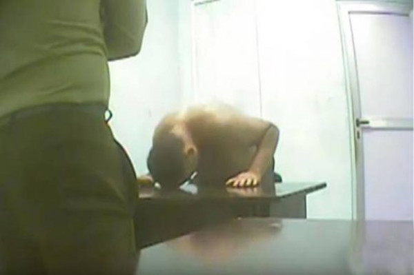 Ferrer golpea su frente contra una mesa solo para simular a través de la autoagresión que era maltratado por los oficiales cubanos. Foto: Tomada de cubadebate.cu Denuncia Cuba mentirosa campaña a favor de contrarrevolucionario