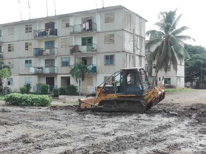En la comunidad Jesús Suárez Gayol, ejecutaron acciones de drenaje en una zona donde el estancamiento de agua dificultaba el acceso a importantes instalaciones como la sala de rehabilitación y la funeraria.Foto: Asamblea Municipal del Poder Popular de Santa Cruz del Sur en Facebook  En Santa Cruz se trabaja en mar y tierra