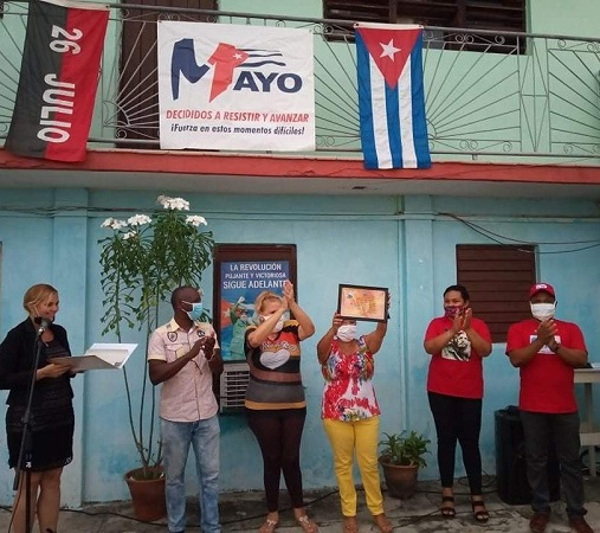 La Empresa Provincial de Industrias Locales recibió la distinción "Por las Sendas de Agramonte". Foto: Tomada de cadenagramonte.cu Movimiento obrero reconoce a luchadores contra la COVID