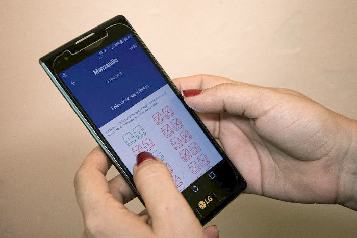 El ciclo de ventas se realizará con 30 días de anticipación. A ese tipo de reservaciones se suman las que se efectúan online. Para esto hay que tener Internet en el dispositivo y el Transfermóvil, con una tarjeta asociada para hacer esa compra a través de la apk Viajando, descargable en www.sitrans.cu. Foto: Yoel Benítez Fonseca/ Adelante Nuevas modalidades para viajeros