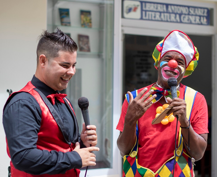 El tercer domingo de cada mes, Chocolatiqui y el mago César tienen peña con la narradora oral Zaida Montells, en la librería Antonio Suárez. Ese espacio se denomina Los cuentos y sus muñecos. Foto: Alberto Santos/ Colaborador Chocolatiqui está de 15