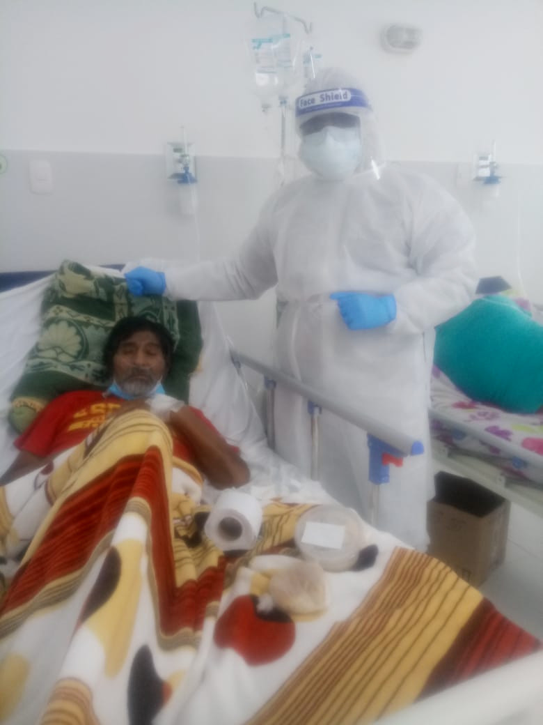 El Dr. Eugenio Sollet Soto, Neumólogo de La Habana, ante una de sus pacientes.
