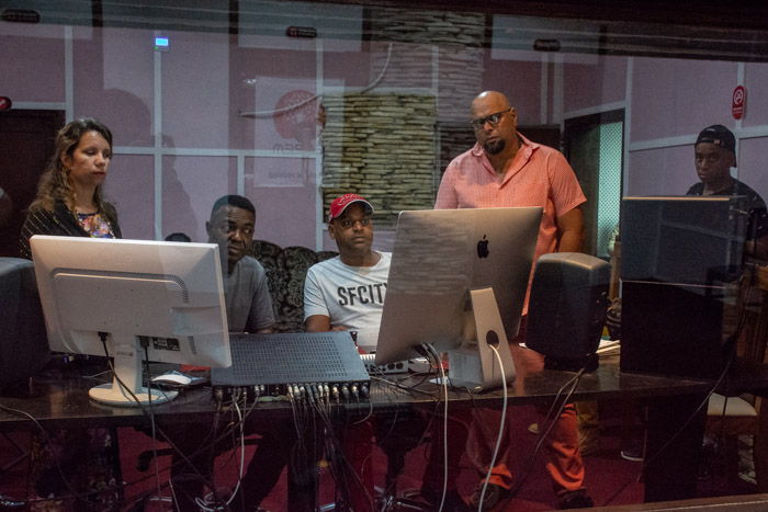 Manolito Simonet donó los equipos de grabación y ha sido uno de los impulsores de esta instalación única en Cuba con salas para la capacitación de estudiantes y profesionales, y el servicio a turistas extranjeros interesados en escuchar en vivo música popular y tradicional de Camagüey. . Fotos: Alejandro Rodríguez Leiva/ Adelante Sonido de las estrellas