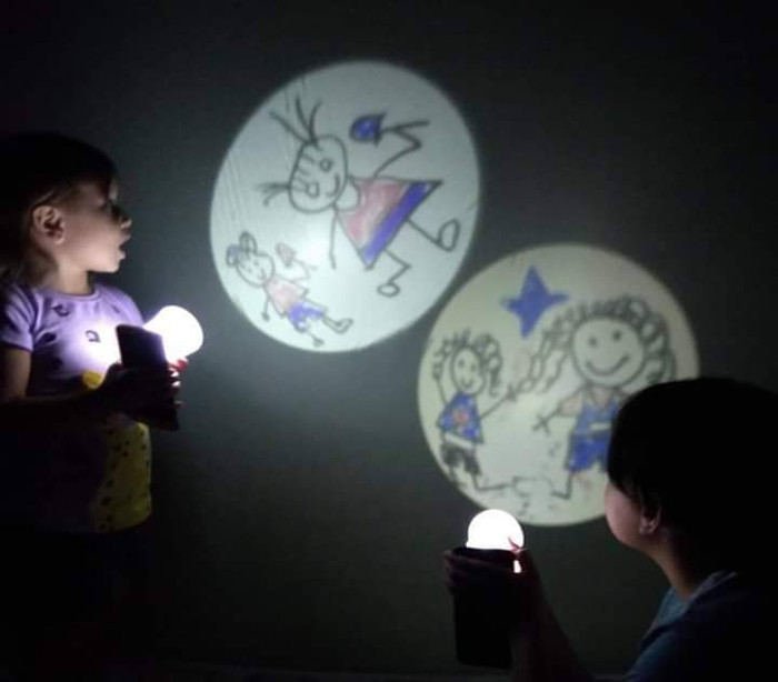 A Amarilys, como a cualquier mami, de cualquier nombre, se le agotan las ideas por estos días. En la red encontró esta sugerencia. A Camila le encantó su versión de teatro de sombras y esa noche en la pared en penumbras de su cuarto, dos linternas y mucho amor hicieron la magia. Foto: Cortesía de la entrevistada Rutinas
