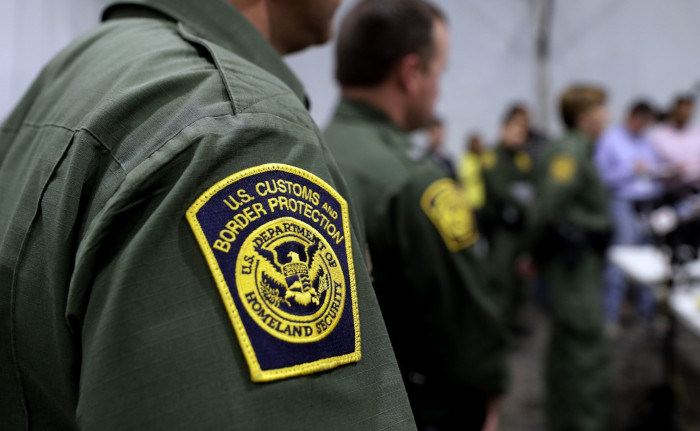 Centenares de niños y adolescentes inmigrantes se encuentran detenidos en condiciones de hacinamiento en una instalación de tiendas de campaña de la Patrulla Fronteriza, donde algunos duermen en el piso porque las colchonetas son insuficientes, según abogados de organizaciones sin fines de lucro que supervisan centros de reclusión de inmigrantes. Foto: tomada de latimes.com Reciben en EE.UU. niños migrantes en medio de críticas contra autoridades