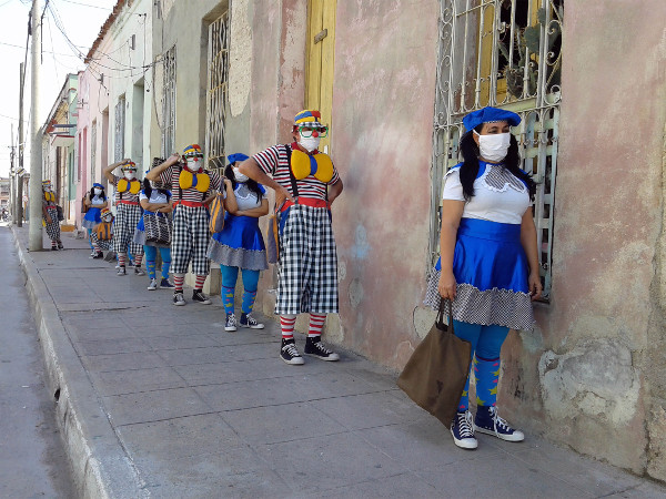 Foto: Imagen del videoclip Gotículas, uno de los audiovisuales nacidos en la cuarentena por la inventiva de Denia Rodríguez y Adiel Morales, quienes dan vida a los payasos Florecita y Cebollita. Ellos pertenecen al circo Areíto y, reconoce Kenny Ortigas, "fueron de los primeros que comenzaron sin que nadie los convocara". La escena en casa