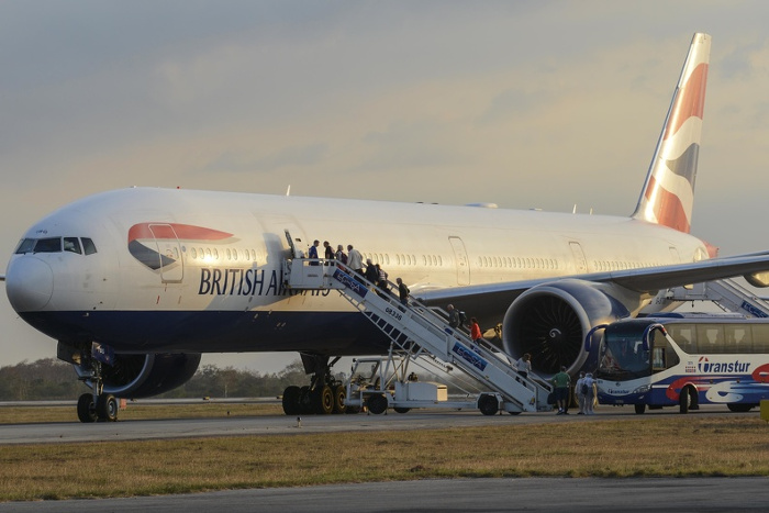 Pasajeros y tripulantes del crucero británico MS Braemar parten hacia el Reino Unido desde el Aeropuerto Internacional José Martí, en La Habana. Fotos: Ariel Ley Royero / ACN  Retorno exitoso de viajeros del crucero MS Braemar (+Tuit)