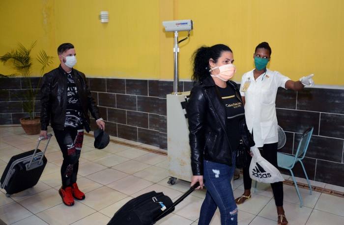 Fotos: Rodolfo Blanco Cué / ACN Vigilancia epidemiológica permanente en aeropuerto de Camagüey