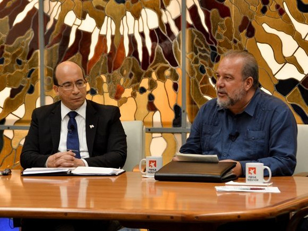 El primer ministro informa a la población en la Mesa Redonda. Foto: Estudios Revolución Nuevas medidas para frenar en Cuba la COVID-19