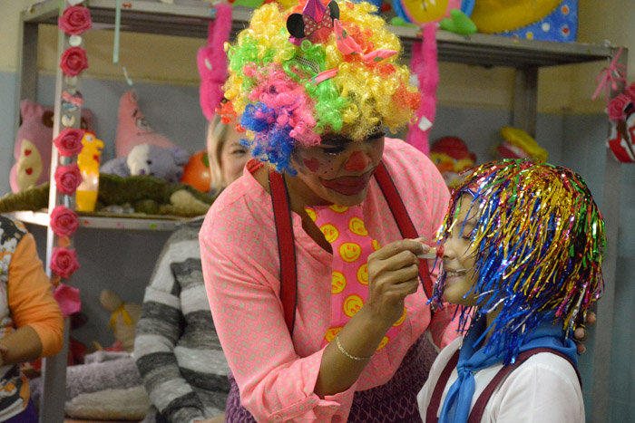 María Eduarda se tranformó de paciente en artista.Fotos: Alejandro Rodríguez Leiva/ Adelante Solidaridad obrera en Hospital Infantil