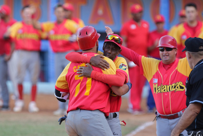 Fotos: Roberto Morejón/ Alma Mater Joseíto Ramírez y el arte de cargar bates
