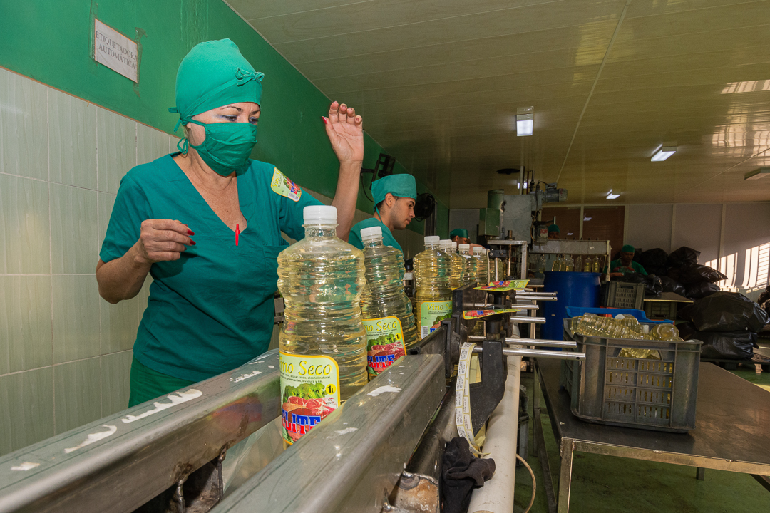 Manuel Esteban Polo, director de la fábrica de vinagre, subrayó que no han renunciado al cumplimiento los planes aunque el actual formato de botellas PET es incompatible con la tecnología en explotación y realizan el proceso de llenado de manera totalmente manual.