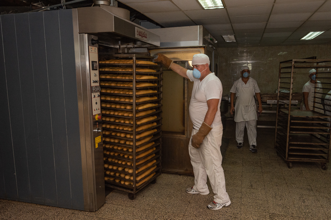 Hernando Álvarez Ruiz de Villa, jefe de la unidad panadería y dulcería, informó que además de las siete variedades tradicionales han sumado dulces típicos como las torticas (mantecaditos) y la masa real, que se suma a las alrededor de 2 700 unidades de pan.