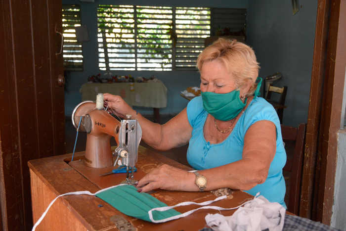 Adelfa Vázquez Álvarez en plena faena en su casa de abuelos Amalia Simoni.