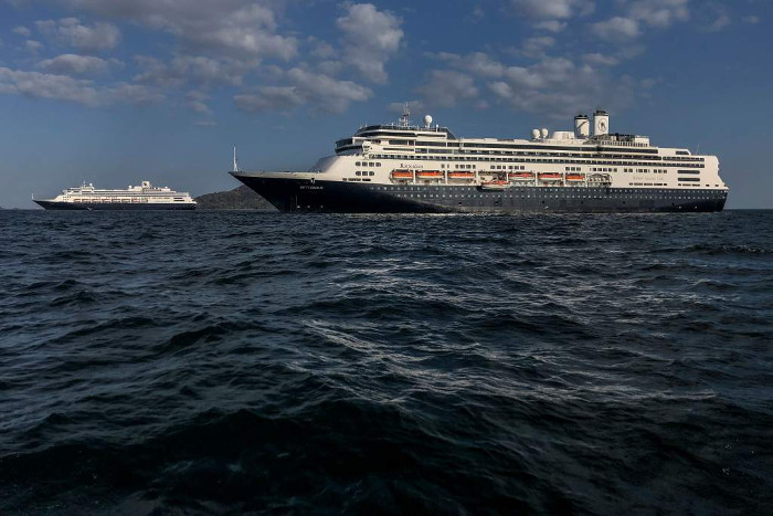 El crucero de Holland America Zaandam y el crucero de Rotterdam en la bahía de Ciudad de Panamá el 28 de marzo de 2020. Más temprano el sábado, la autoridad marítima de Panamá dijo que pasajeros sanos estaban siendo evacuados del Zaandam a otro transatlántico, el Rotterdam. El crucero Zaandam ha estado varado en el mar desde el 14 de marzo después de que varios puertos sudamericanos se negaron a dejarlo atracar debido a que decenas de personas a bordo habían mostrado síntomas similares a los de la gripe.  Foto: Tomada de laprensa.hn Destino incierto de los cruceros Zaandam y Rotterdam