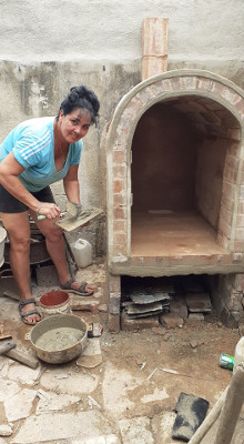 De la observación y luego el ejercicio como ayudante de un albañil en su casa, aprendió Telma el oficio. Ahora fabrica un horno en el que seguramente cocinará ella misma, pues es ducha en la culinaria. Foto: Cortesía de las entrevistadas.
