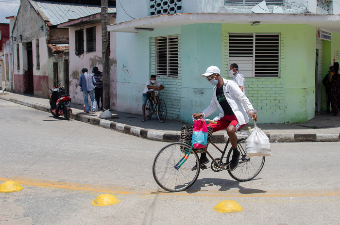 Trabajadores sociales y de otros sectores buscan los alimentos a los ancianos clientes de los Sistema de Atención a la Familia (SAF) para entregarlos a domicilio. Más de 2 000 personas de la tercera edad reciben en sus hogares alimentos, medicamentos y cualquier otro recurso necesario para evitar que salgan de sus hogares.  Fotos: Leandro Pérez Pérez /  Adelante Con el oído en la gente, protección a los más vulnerables