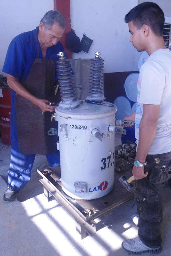 La recuperación de transformadores eléctricos se realiza en otros talleres del país, como en la fábrica de Manzanillo, Granma. Foto: Amado de la Rosa/ Opciones Camagüey recupera transformadores de distribución eléctrica