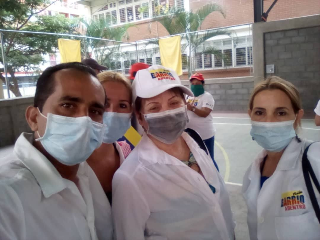 Dra. María del Carmen, tercera de izquierda a derecha.Fotos: Cortesía de la entrevistada