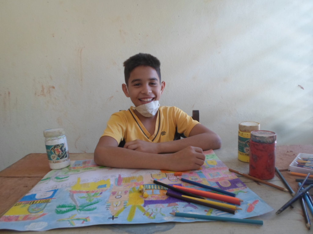 Antes de pintar para el concurso Conciencia verde, Cristian Deivid dibujó, también en casa, Los colores de mi ciudad.