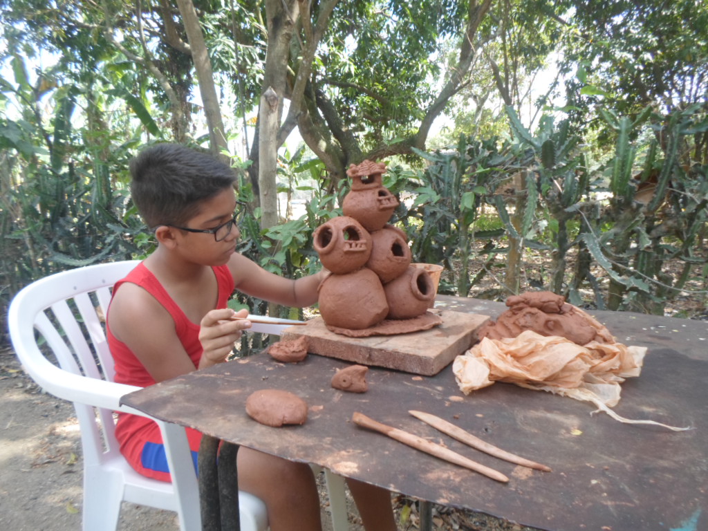 El instructor del “Fantasibarro” fotografió a Evyan cuando trabajaba en el patio de su casa para lograr una pieza que representara a este taller de creación infantil en el concurso Los colores de mi ciudad. Aunque esta vez no contemos la historia de este niño en texto, sí lo hacemos en imagen.