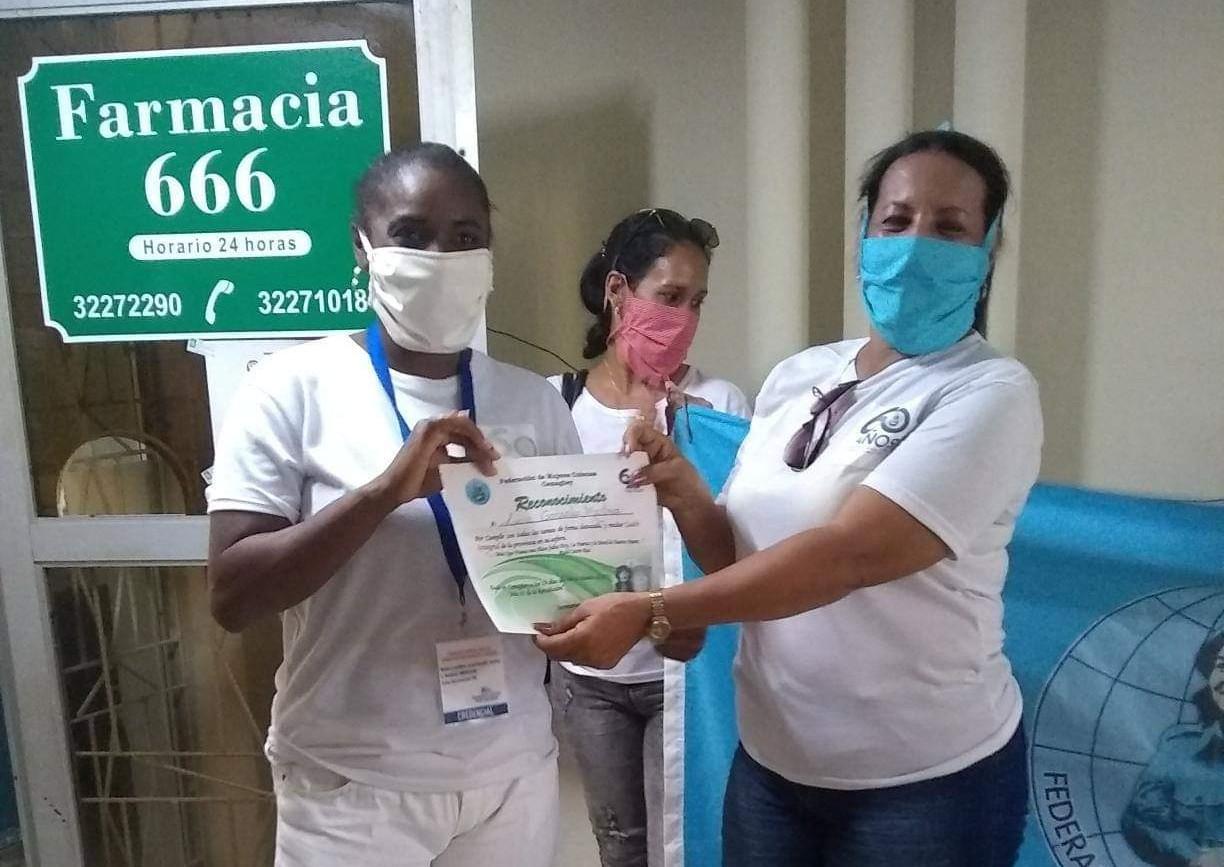 Lucía González Martínez (a la izquierda), funcionaria de la FMC del consejo popular Julio Antonio Mella, donde están enclavados ambos centros, recibió acompañada por el colectivo de la farmacia, el reconocimiento como la mejor cuadro del municipio Camagüey.