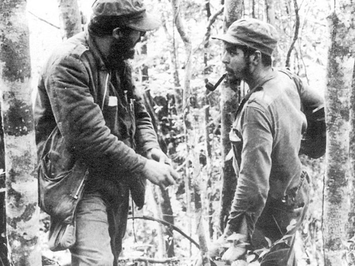 Fidel y Che en la Sierra Maestra donde libraron numerosos combates. Foto: Tomada de juventudrebelde.cu La victoria de El Uvero