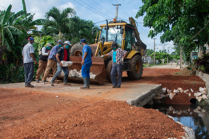Las labores en cuatro puentes en diferentes calles de los repartos El Retiro y Versalles, en la ciudad de Camagüey responden, además, a un añejo anhelo de los vecinos. Foto: Leandro Pérez Pérez/ Adelante Acometen acciones de reducción de riesgos ante desastres