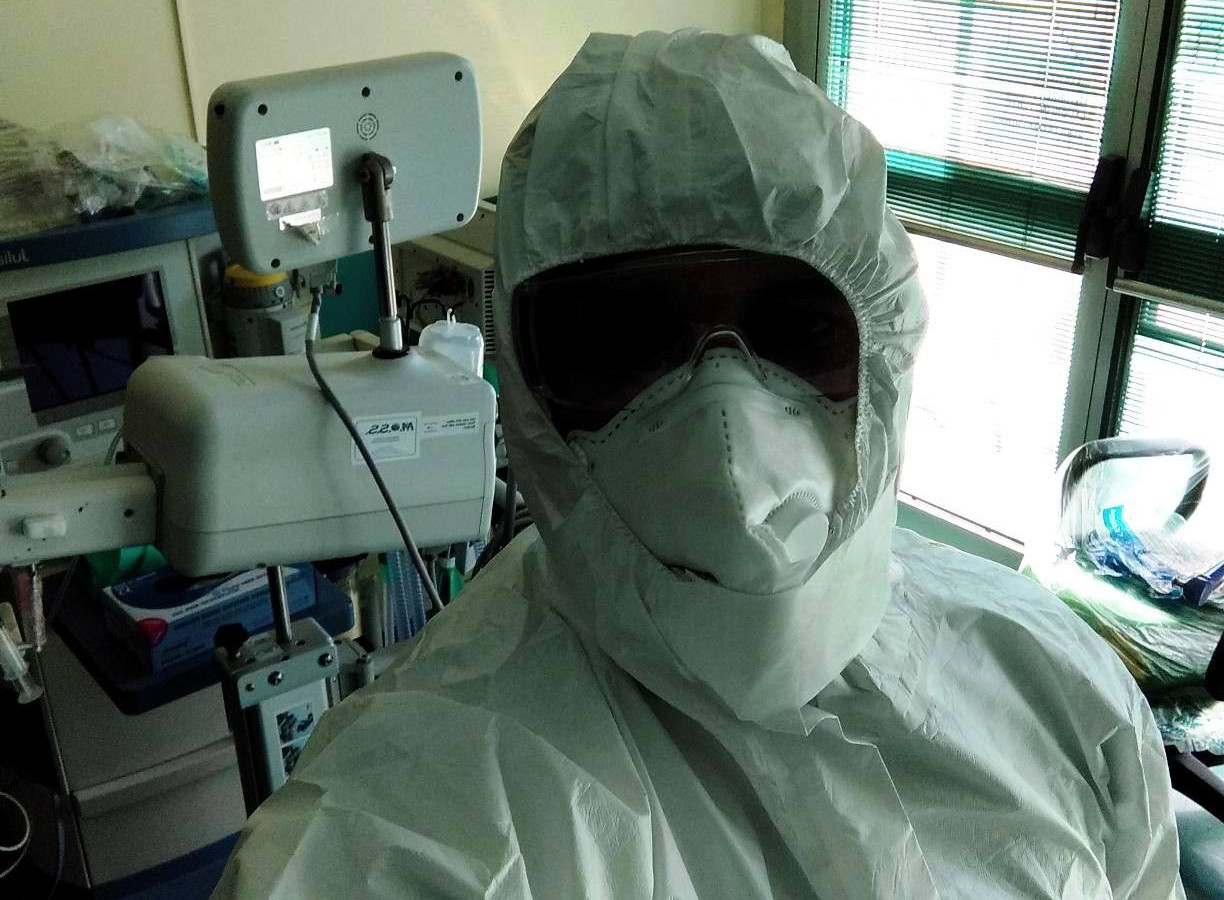 El Dr. Pedro Julio con parte de los medios de protección.Fotos: Cortesía del entrevistado