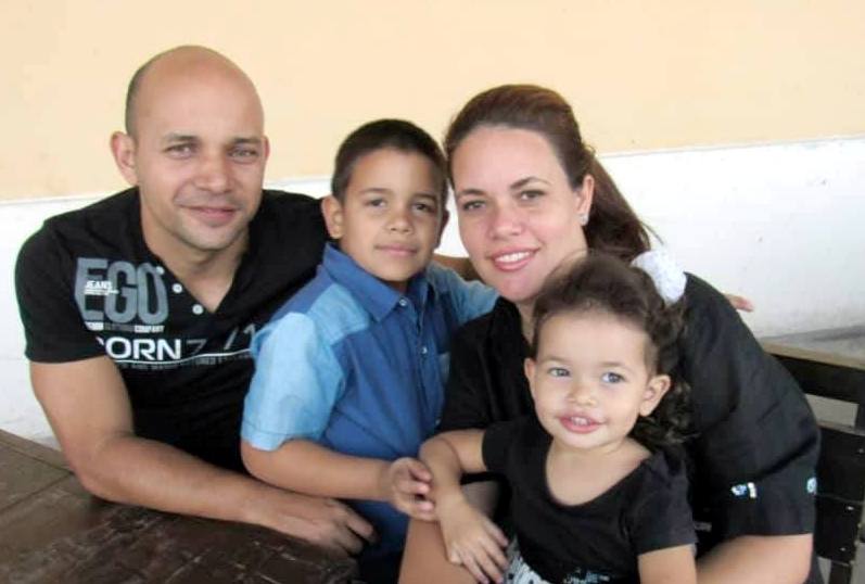 Con sus amores.