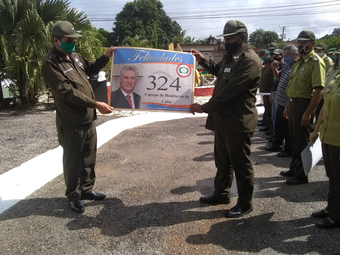 El teniente coronel Geomar Cantero Silva, segundo jefe del Minint en la provincia,  hizo personal la felicitación al Cuerpo de Bomberos camagüeyano. Fotos: De la autora Cuerpo de Bomberos celebra su aniversario