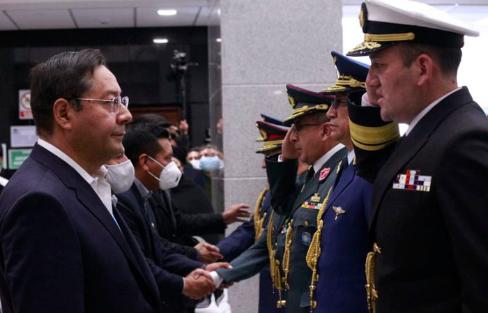Luis Arce saluda a los oficiales elegidos para ocupar la cúpula militar, este lunes en La Paz. Foto: Tomada de elpais.com Arce llama a instituciones armadas bolivianas a mantener apego a la legalidad