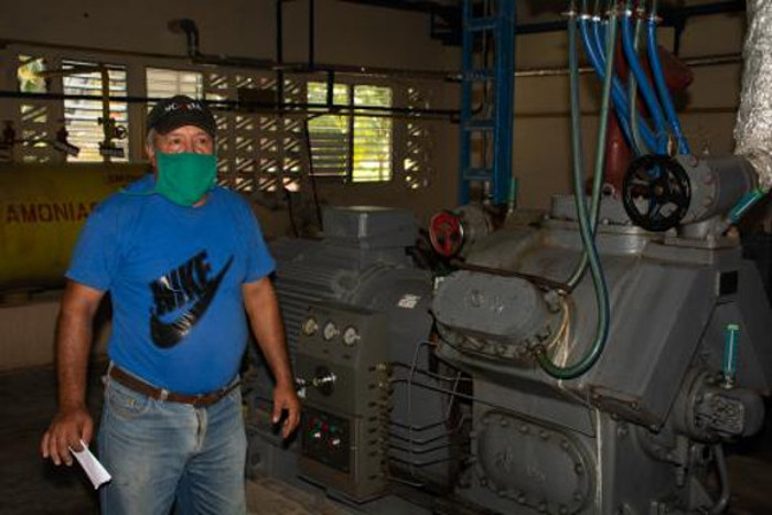 Para la conservación de los alimentos en las neveras resulta vital la sala de máquinas de refrigeración, instalada junto a la de caldera, a un costo de cerca de medio millón de pesos, cuando en el 2018 Florida acogió el acto provincial por el 26 de Julio. Fotos: Alejandro Rodríguez Leiva/ Adelante Cuando la emergencia tocó a la puerta