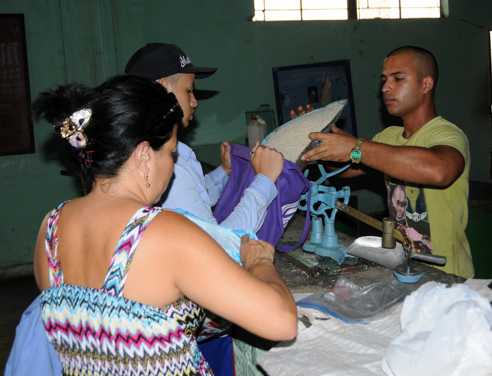 Canasta de referencia en Cuba atiende a necesidades básicas del trabajador y su familia