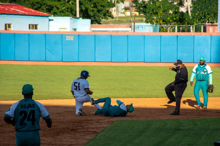 Fotos: Alejandro Rodríguez Leiva/ Adelante Camagüey da dos veces ante La Isla y sube en la tabla