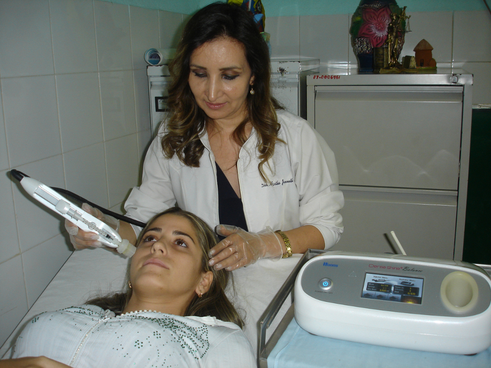 La Dra. Martha Janneth Tobar, de Colombia, quien hace su especialidad de Dermatología aquí, trata a una de sus 40 pacientes en estudio con la utilización del equipo llamado Dermashine.