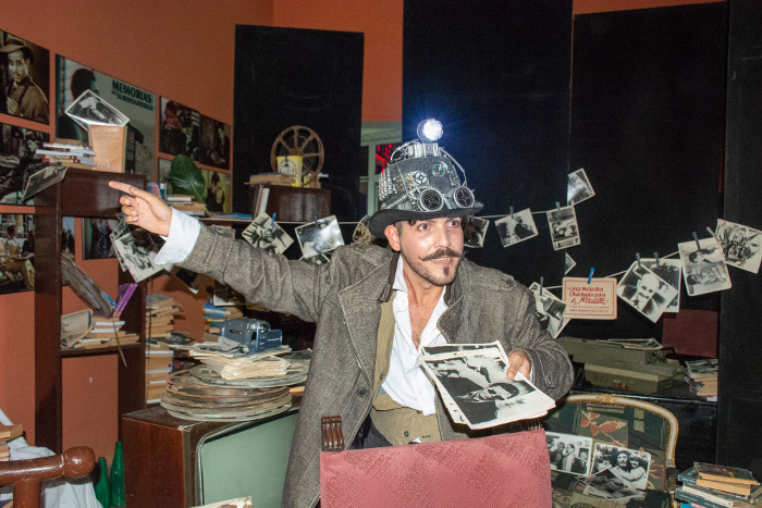 Yunior Vergara, el actor que nos llevó de la mano en el recorrido por la historia del cine cubano, como parte de la apertura del Almacén. 