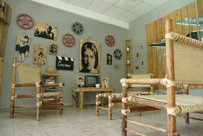 Nueva ambientación de Pepe Reyes para el lobby de la Casa del Joven Creador de Camagüey. Foto: Ricardo de la Paz/ Colaborador.