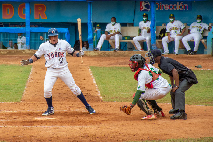 Hoy jueves se retomará este choque y media hora después comenzará el último, ambos a siete innings. Fotos: Alejandro Rodríguez Leiva/ Adelante Toros vs Vegueros, dos días para una victoria